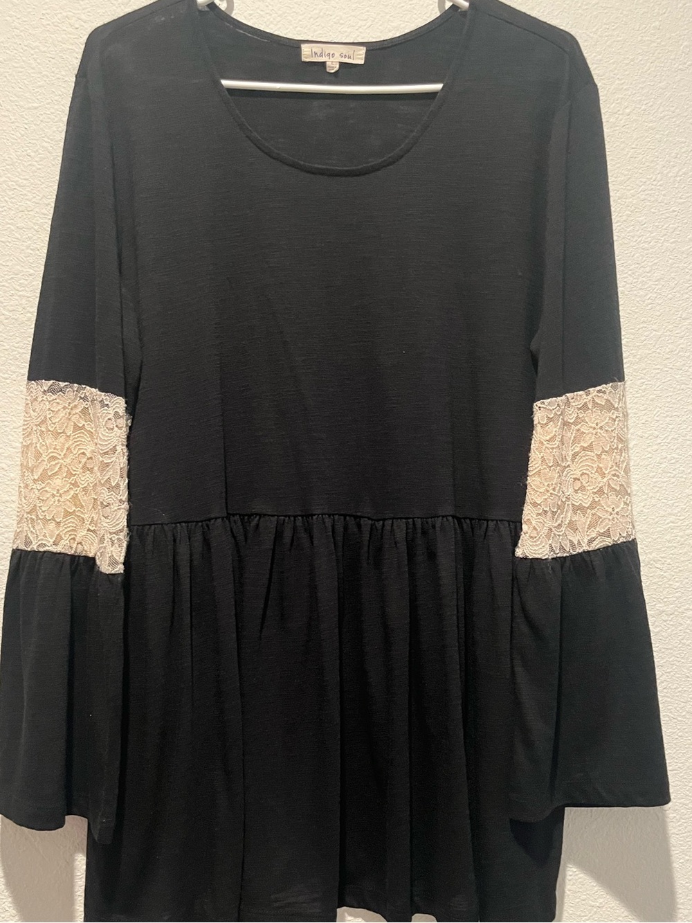 Indigo Soul Women’s Black Top with Cream Lace Sleeve Panels-Size L (Preowned)